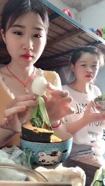 美女网红吃瓜,吃瓜现场，笑料百出！