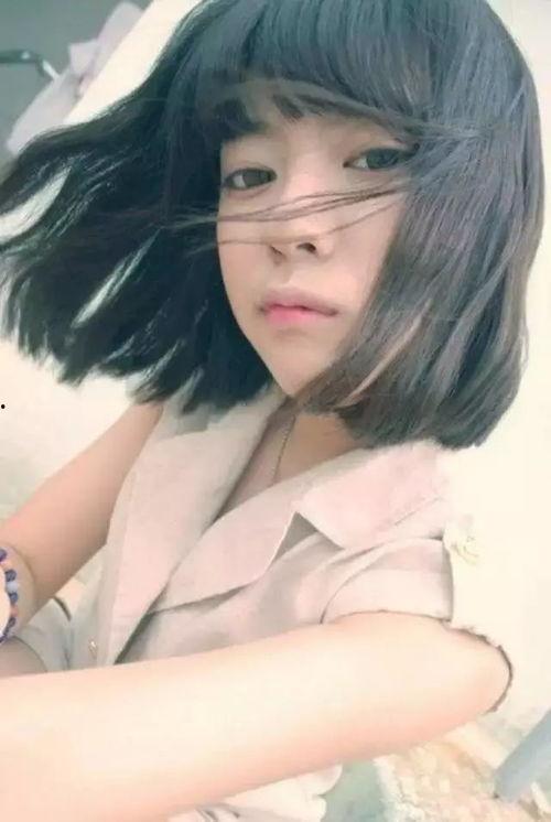 网红短发女孩吃瓜图片,萌态十足引网友热议