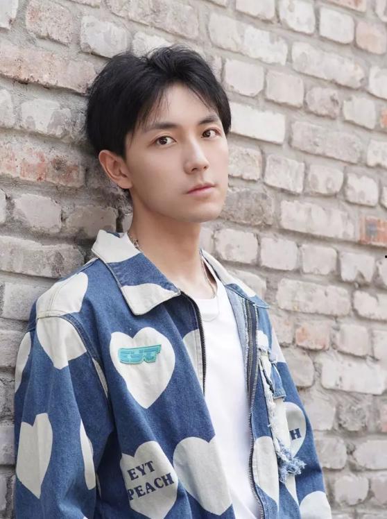 吃瓜网红图片头像男生,揭秘吃瓜网红男生头像背后的故事