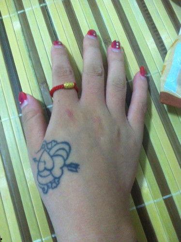 手上有纹身的网红吃瓜,揭秘娱乐圈幕后真相