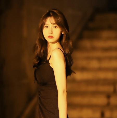 蓝衣网红吃瓜,揭秘娱乐圈幕后真相